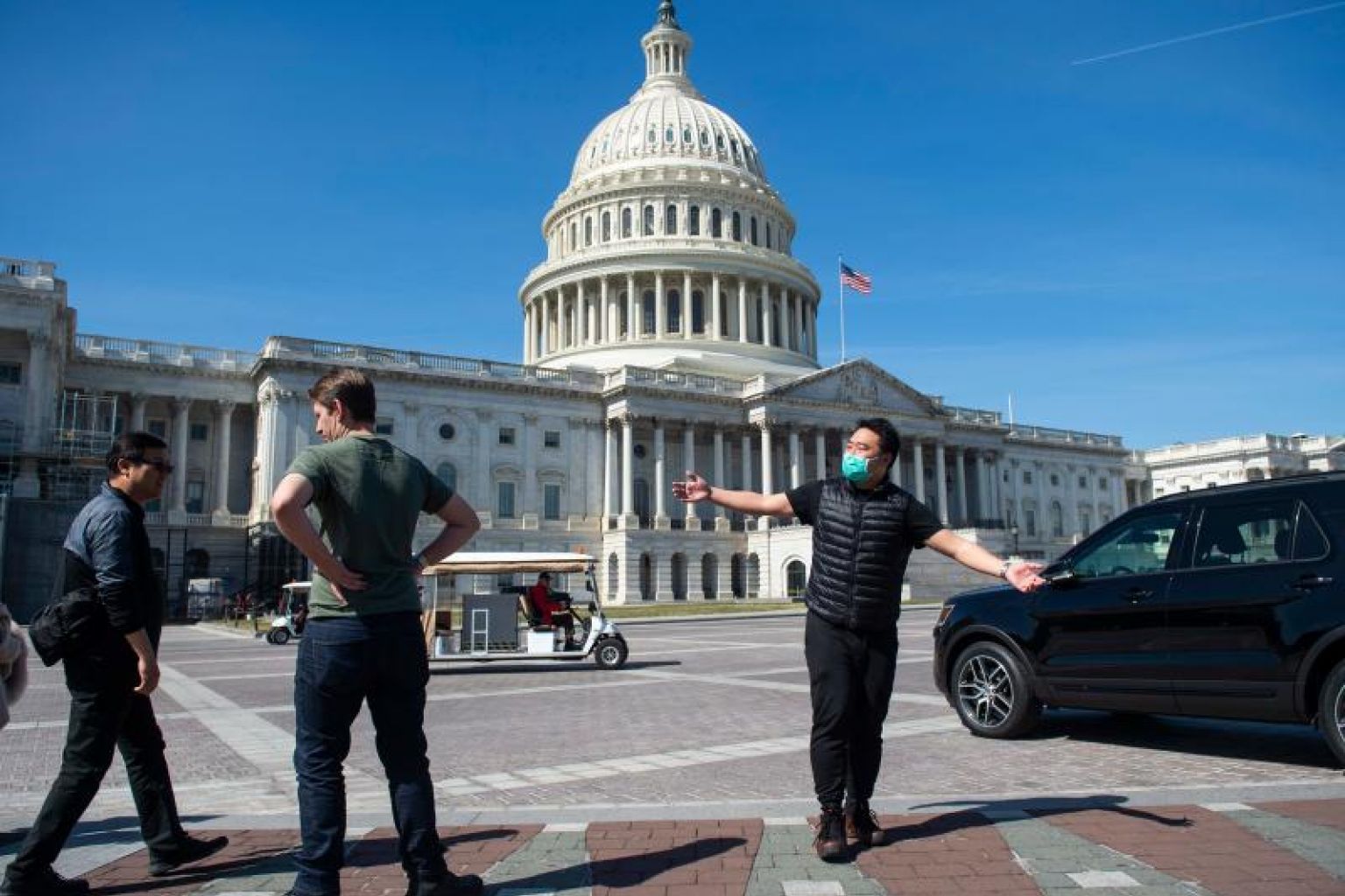  Du khách đeo khẩu trang phòng dịch Covid-19 tại Washington D.C, Mỹ ngày 9-3-2020. Ảnh: AFP/TTXVN