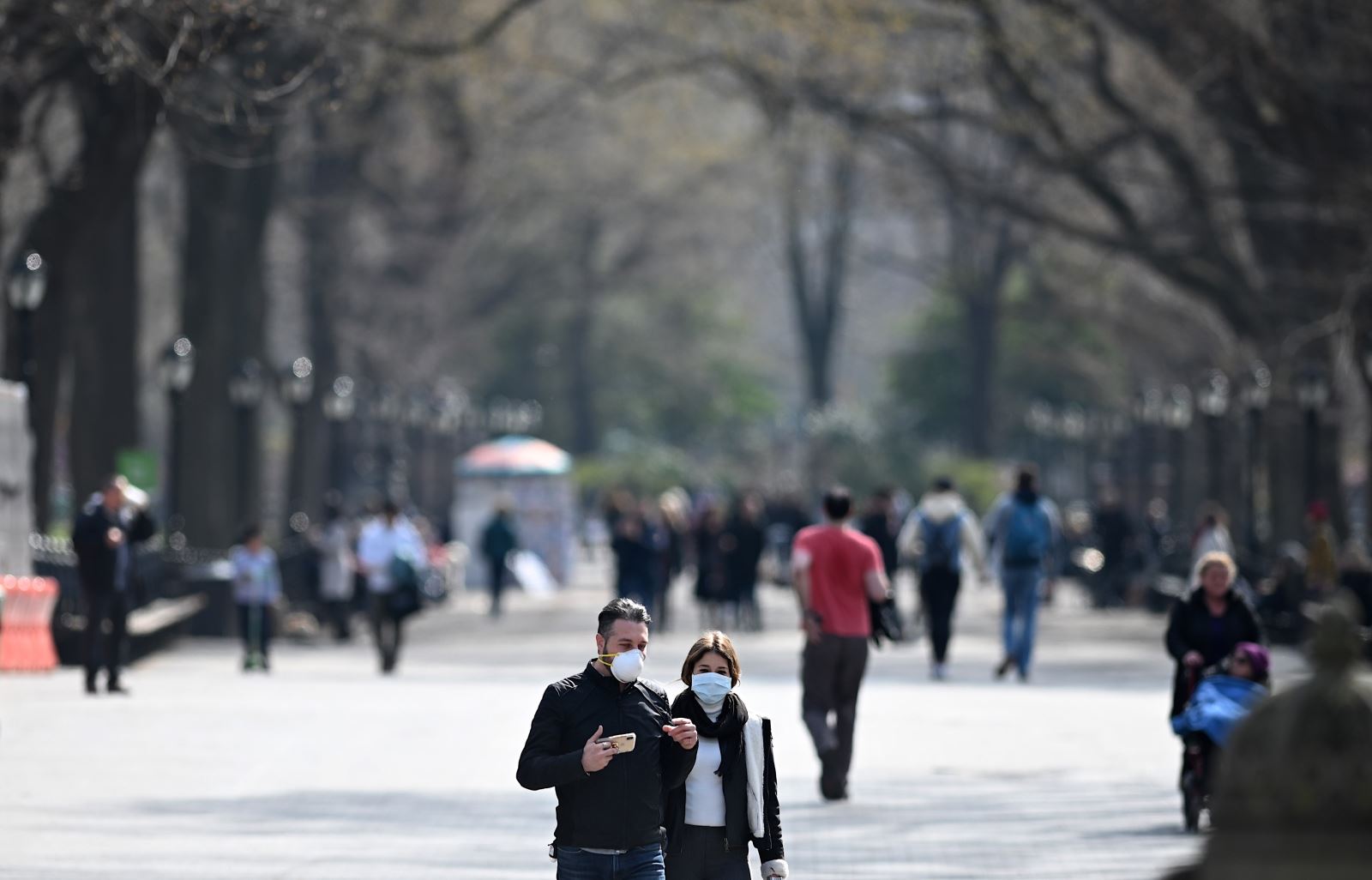 Người dân đeo khẩu trang nhằm ngăn chặn sự lây lan của dịch Covid-19 tại New York, Mỹ ngày 18-3-2020. Ảnh: AFP/TTXVN