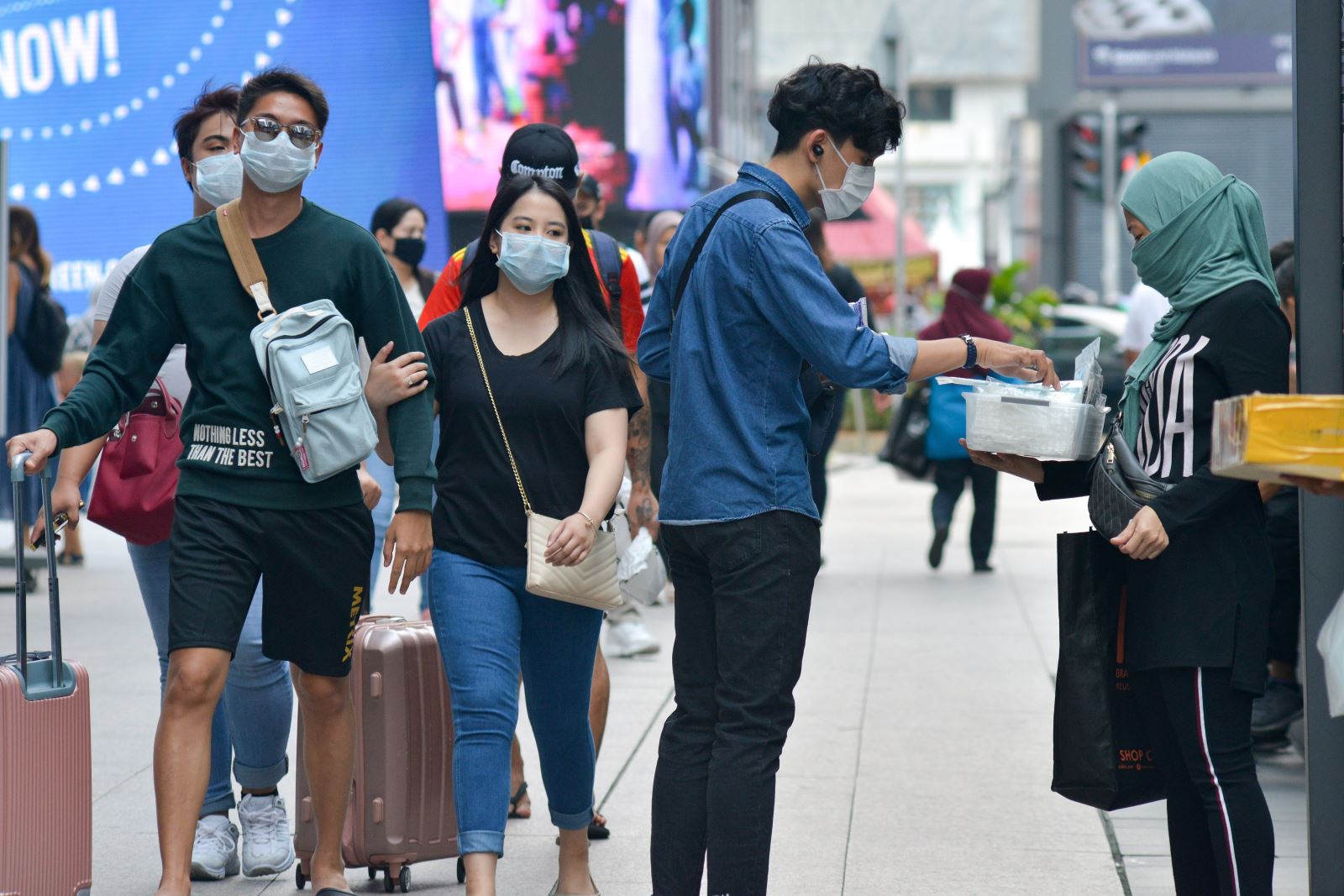 Người dân đeo khẩu trang phòng lây nhiễm Covid-19 tại Kuala Lumpur, Malaysia, ngày 9-3. Ảnh: THX/TTXVN