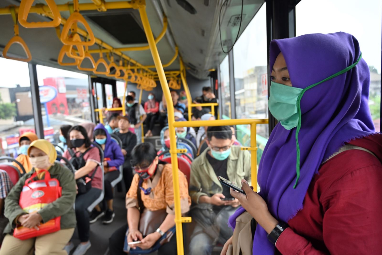 Hành khách đeo khẩu trang phòng lây nhiễm Covid-19 tại Jakarta, Indonesia, ngày 18-3-2020. Ảnh: AFP/TTXVN