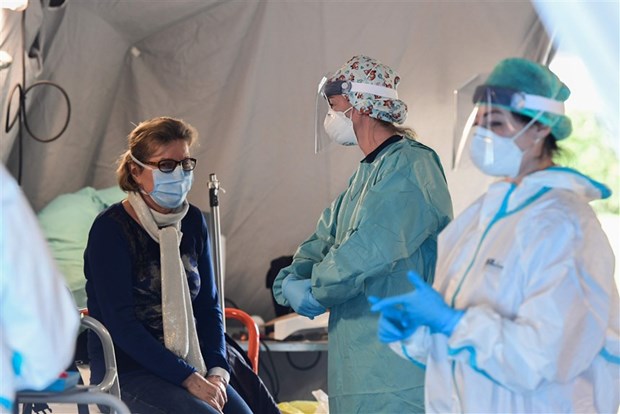 Một bệnh nhân ngồi trong lều chờ xét nghiệm tại một cơ sở cấp cứu tạm thời được lập bên ngoài khoa tai nạn và cấp cứu tại bệnh viện Brescia ở vùng Lombardy, Italy. (Nguồn: AFP/Getty Images)