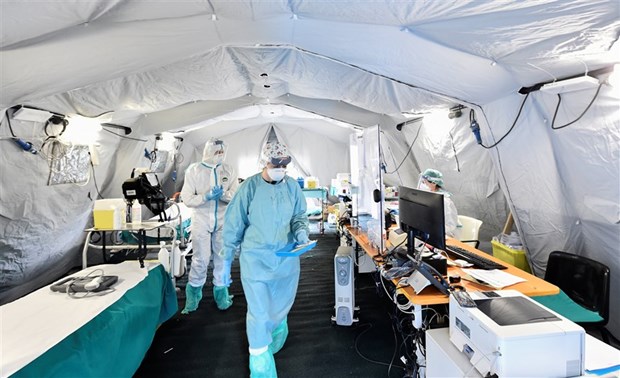 Nhân viên y tế đeo khẩu trang tại bệnh viện Spedali Civili ở Brescia, Italy. (Nguồn: Reuters)