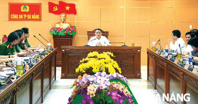 Bí thư Thành ủy Trương Quang Nghĩa (giữa) chủ trì buổi làm việc với Ban Thường vụ Đảng ủy Công an thành phố.		Ảnh: ĐẶNG NỞ