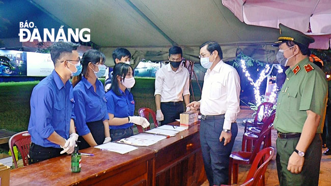 Chủ tịch UBND thành phố Huỳnh Đức Thơ thăm, động viên lực lượng tình nguyện đang hỗ trợ tại các điểm chốt chặn. Ảnh: NT