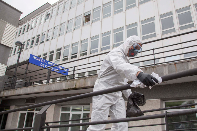 Phun thuốc khử trùng bên ngoài bệnh viện Cabuenes ở thành phố Gijon, Tây Ban Nha. Quốc gia này hiện có hơn 1.000 ca tử vong và gần 20.000 ca mắc Covid-19.  Ảnh: Getty Images