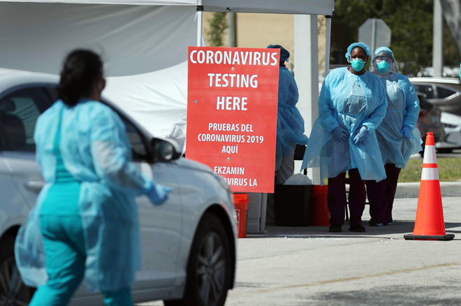 Các nhân viên y tế chuẩn bị xét nghiệm các trường hợp nghi nhiễm ở Trung tâm y tế tại Miami, bang Florida. Ảnh: Getty Images