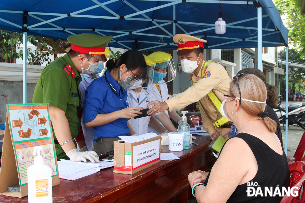 Over the past 3 days, many students in the city have been present at checkpoints in the city