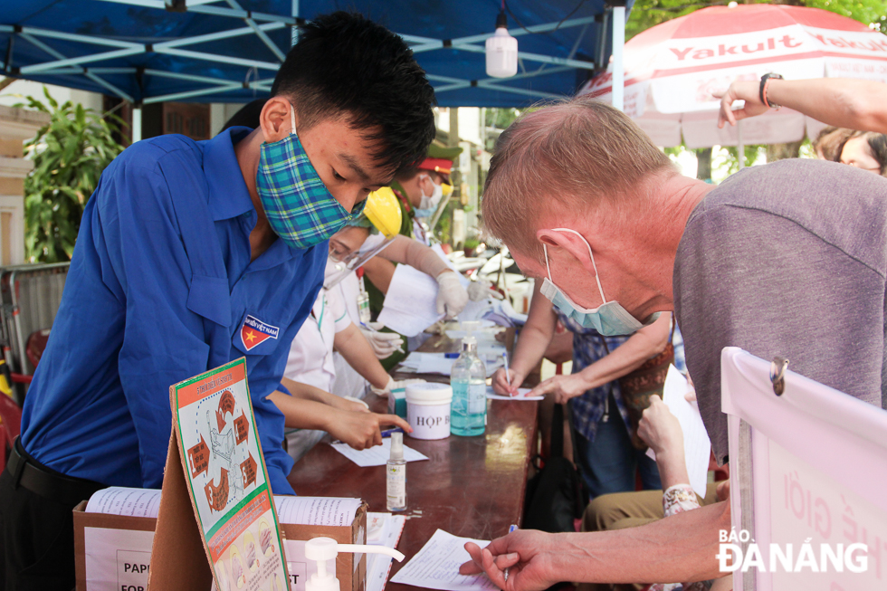 Student Bui Chi Thanh from the Da Nang Vocational Training Junior College at the checkpoint on Tran Dai Nghia Street in Ngu Hanh Son District