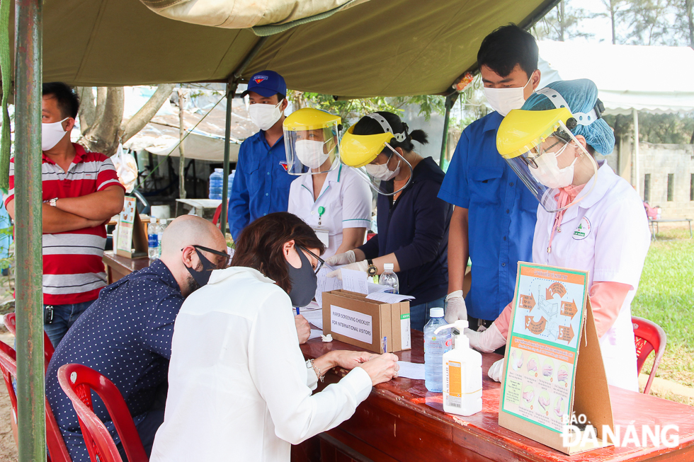 Young volunteers help healthcare workers check the temperature of arrivals to the city at the checkpoints, and guide them to fill out health declaration forms