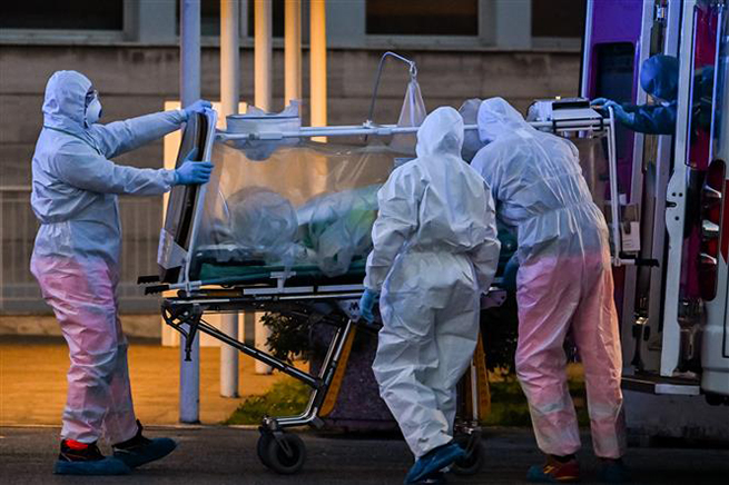 Bệnh nhân Covid-19 được đưa vào bệnh viện ở Rome, Italy. Ảnh: AFP/TTXVN
