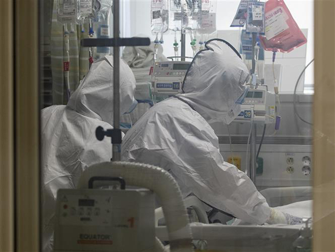 Nhân viên y tế chăm sóc bệnh nhân mắc Covid-19 tại một bệnh viện ở Daegu, Hàn Quốc ngày 18-3-2020. Ảnh: THX/TTXVN