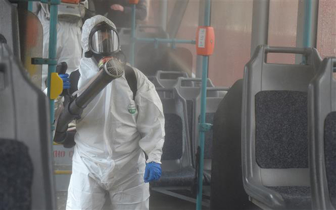 Khử trùng nhằm ngăn ngừa dịch Covid-19 9 trên xe điện ở Saint Petersburg, Nga ngày 19-3-2020. Ảnh: AFP/TTXVN