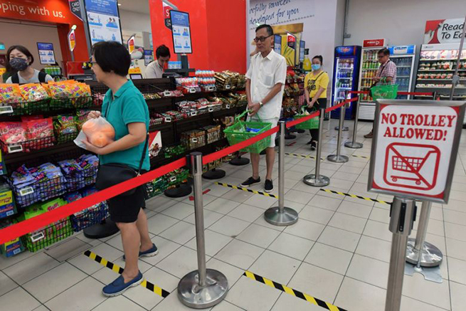 Khách hàng đi siêu thị ở Singapore cũng phải giữ khoảng cách tối thiểu 1 mét. Ảnh: Straitstime