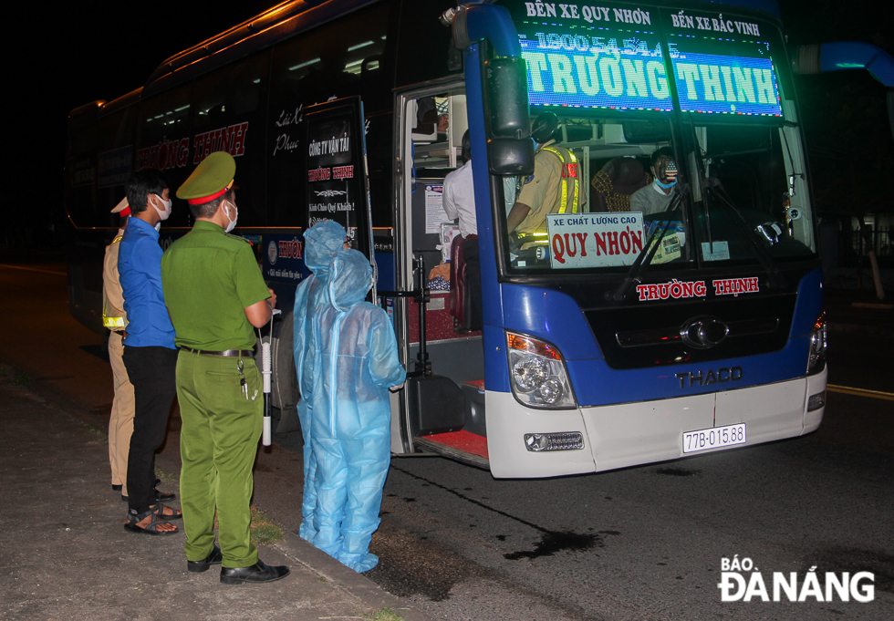 Task force at the southern gateway of the Hai Van Tunnel in Lien Chieu District stopping a bus travelling to the city at 2am