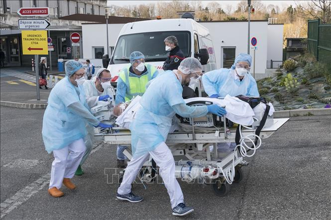 Nhân viên y tế chuyển bệnh nhân khỏi bệnh viện Emile Muller ở Mulhouse, miền Đông Pháp ngày 17-3. Ảnh: AFP/TTXVN