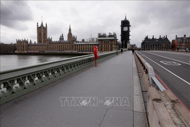 Cảnh vắng lặng trên cây cầu Westminster ở London, Anh ngày 18-3. Ảnh: THX/TTXVN