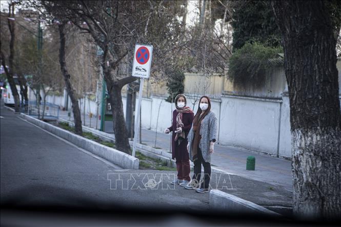 Người dân đeo khẩu trang tại Tehran, Iran ngày 20-3. Ảnh: THX/TTXVN