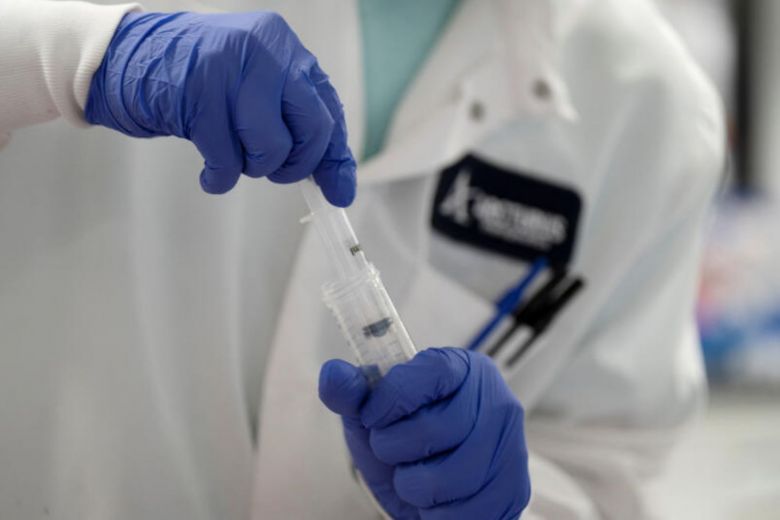 Một nhà khoa học tiến hành nghiên cứu vaccine chống virus SARS-CoV-2 tại phòng thí nghiệm của công ty Arcturus Therapeutics ở San Diego, Mỹ ngày 17-3. Ảnh: Reuters