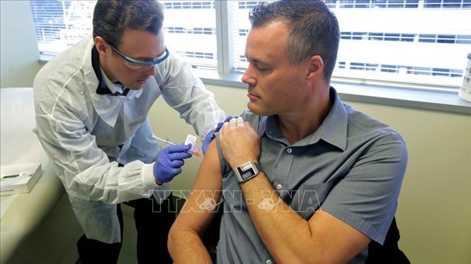 Tiêm thử nghiệm vaccine phòng virus SARS-CoV-2 cho một tình nguyện viên tại thành phố Seattle, Mỹ ngày 16-3. Ảnh: AP/TTXVN