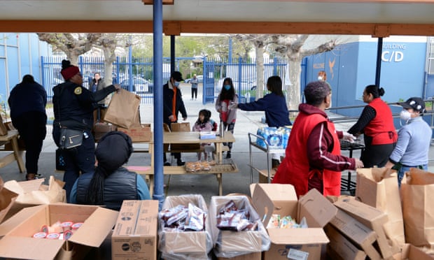 Các gia đình tới trường trung học West Oakland, Oakland (California), bơ để nhận bữa ăn. Photograph: Kate Munsch/Reuters
