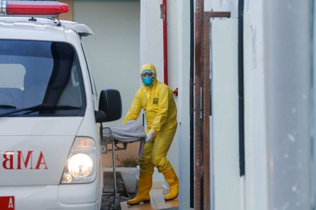 A medical worker pulls a stretcher from an ambulance to the quarantine room for COVID-19 patients at Sanglah Hospital in Denpasar, Bali, Indonesia (Photo: Reuters)