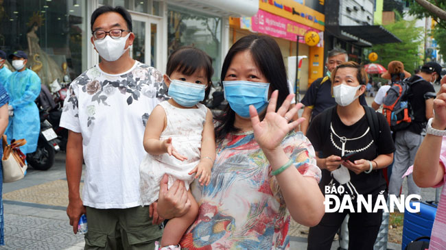 A Hong Kong mother and her daughter couldnot hide their joy as they were allowed to leave the hotel to return home 