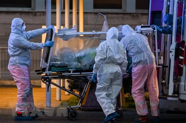 Nhân viên y tế chuyển bệnh nhân nhiễm Covid-19 tới bệnh viện ở Rome, Italy, ngày 16-3-2020. (Nguồn: AFP/TTXVN)