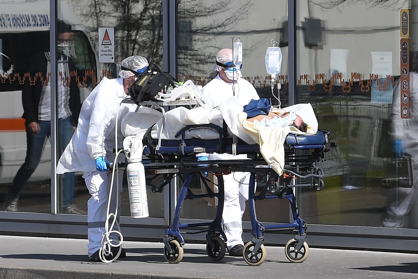Nhân viên y tế chuyển bệnh nhân nhiễm COVID-19 tới bệnh viện ở Strasbourg, Pháp, ngày 16-3-2020. Ảnh: AFP/ TTXVN