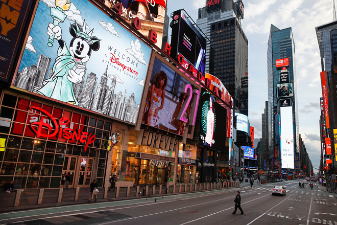 Quảng trường Thời đại ở New York (Mỹ) vốn đông đúc nhưng giờ đây vắng vẻ.  Ảnh: Getty Images