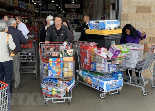 Người dân mua nhu yếu phẩm để tích trữ tại một cửa hàng ở Los Angeles, bang California, Mỹ trong bối cảnh dịch COVID-19 lây lan nhanh tại nước này, ngày 29/2/2020. (Ảnh: AFP/TTXVN)