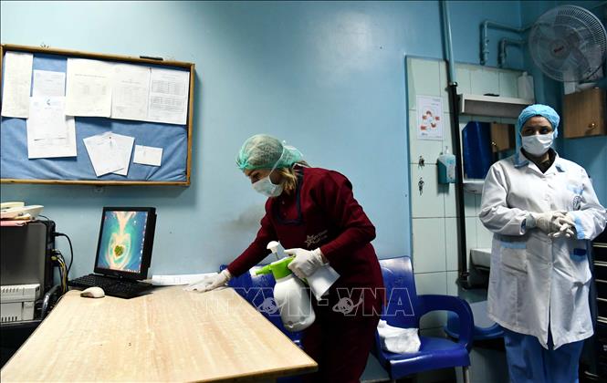 Dọn dẹp khử trùng tại một bệnh viện nhằm ngăn chặn lây lan dịch COVID-19 ở Damascus, Syria, ngày 19/3/2020. Ảnh: THX/TTXVN