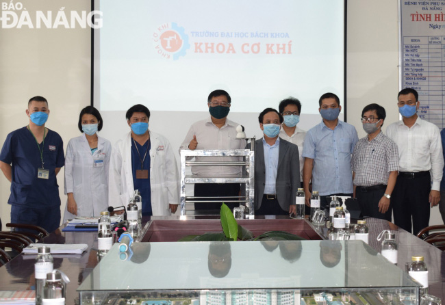 Representatives from the Da Nang University of Science and Technology and the Maternity and Paediatrics Hospital at the handover ceremony 