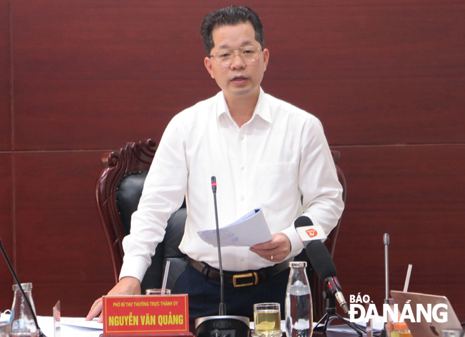 Phó Bí thư Thường trực Thành ủy Nguyễn Văn Quảng phát biểu kết luận buổi làm việc.  	           Ảnh: SƠN TRUNG