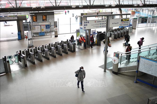 Cảnh vắng vẻ tại nhà ga Stratford, phía Đông London (Anh) trong bối cảnh dịch Covid-19 bùng phát mạnh, ngày 20-3-2020. Ảnh: AFP/TTXVN.