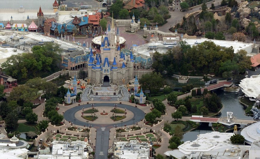 Disneyland ở thành phố Orlando nay cũng trở nên hoang vắng. (Ảnh: Reuters)