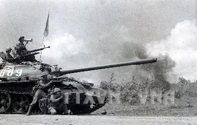 Xe tăng Quân giải phóng tân công địch trong chiến dịch Tây Nguyên tháng 3-1975. Ảnh: TTXVN