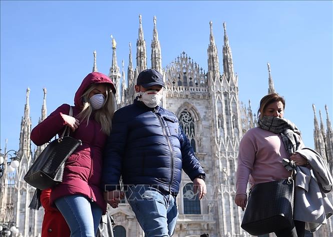 Người dân đeo khẩu trang để tránh lây nhiễm COVID-19 tại Milan, Italy ngày 24-2-2020. Ảnh: THX/TTXVN