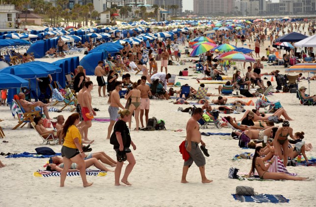 Bãi biển Florida chật kín người. Ảnh: Getty Images