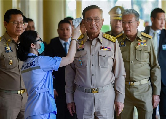 Thủ tướng Thái Lan Prayuth Chan-Ocha kiểm tra thân nhiệt trước một cuộc họp ngày 2-3. Ảnh: nbcnews