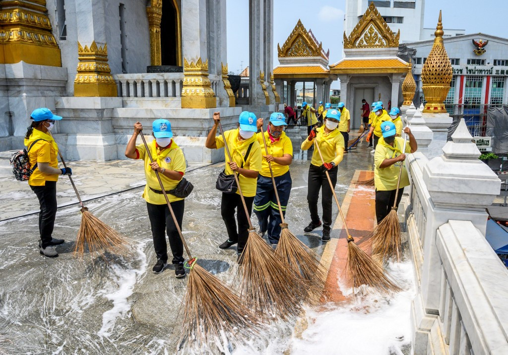 Người dân Thái vệ sinh các địa điểm công cộng như trung tâm thương mại, đền chùa để phòng dịch Covid-19. Ảnh: The Jakarta Post