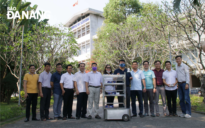 Nhóm nghiên cứu Trường Đại học Bách khoa-Đại học Đà Nẵng với sản phẩm robot “BK-Anticovid”. Ảnh: NGỌC HÀ