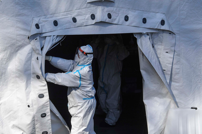 Các nhà chức trách ở thành phố Naples của Ý dựng lều tại Bệnh viện Cotugno để xử lý các ca mắc Covid-19. Ảnh: Getty Images