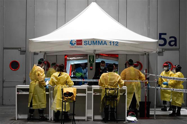 Nhân viên y tế chuẩn bị đón bệnh nhân nhiễm Covid-19 tại bệnh viện dã chiến được dựng lên tại trung tâm triển lãm và hội nghị Ifema ở Madrid, Tây Ban Nha ngày 21-3-2020. Ảnh: AFP/TTXVN