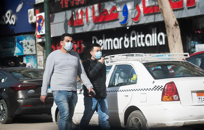 Người dân đeo khẩu trang để phòng tránh lây nhiễm Covid-19 tại Cairo, Ai Cập, ngày 22-3-2020. Ảnh: THX/ TTXVN
