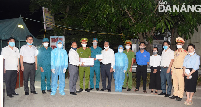 Lãnh đạo Quận ủy, UBND quận Hải Châu tặng quà cho các lực lượng túc trực phòng chống Covid-19 ở các cửa ngõ của thành phố. Ảnh: HOÀNG HIỆP