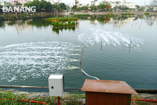 Chất lượng nước hồ Bàu Trảng đã được cải thiện sau khi đã thu gom được toàn bộ nước thải chảy vào hồ và vận hành các giàn sục khí. Ảnh: HOÀNG HIỆP