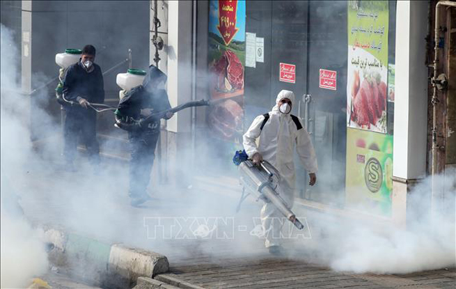 Lính cứu hỏa Iran phun thuốc khử trùng ở thủ đô Tehran ngày 13-3. Ảnh: AFP/TTXVN