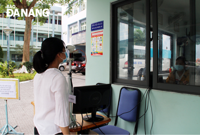 The remote body temperature scanning system installed at the main gate of the University of Da Nang