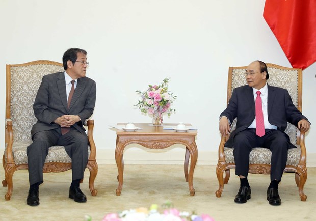 Prime Minister Nguyen Xuan Phuc (R) meets with outgoing Japanese Ambassador to Vietnam Umeda Kunio on March 24 (Photo: VNA)