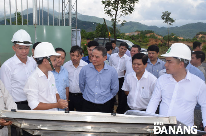 Ủy viên Trung ương Đảng, Bí thư Thành ủy Trương Quang Nghĩa cùng lãnh đạo thành phố kiểm tra tình hình thi công các dự án tại Khu Công nghệ cao Đà Nẵng. 				   Ảnh: HOÀNG HIỆP